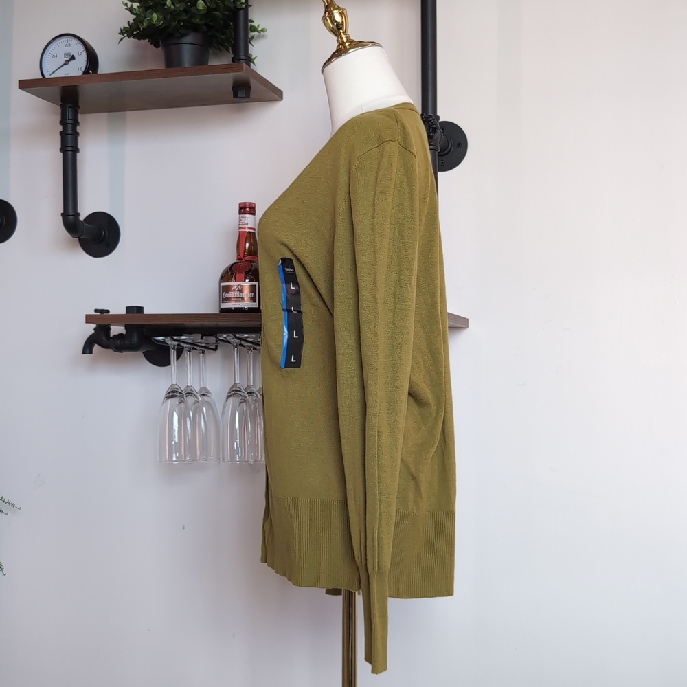 Essential Mossimo fitted V-Neck Cardigan in Olive Green - Picture 2 of 7